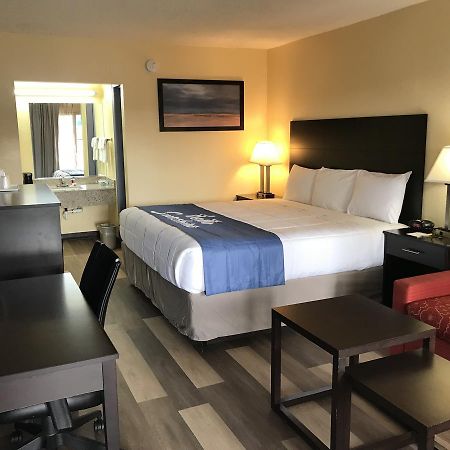 Days Inn By Wyndham Greensboro Airport Ngoại thất bức ảnh