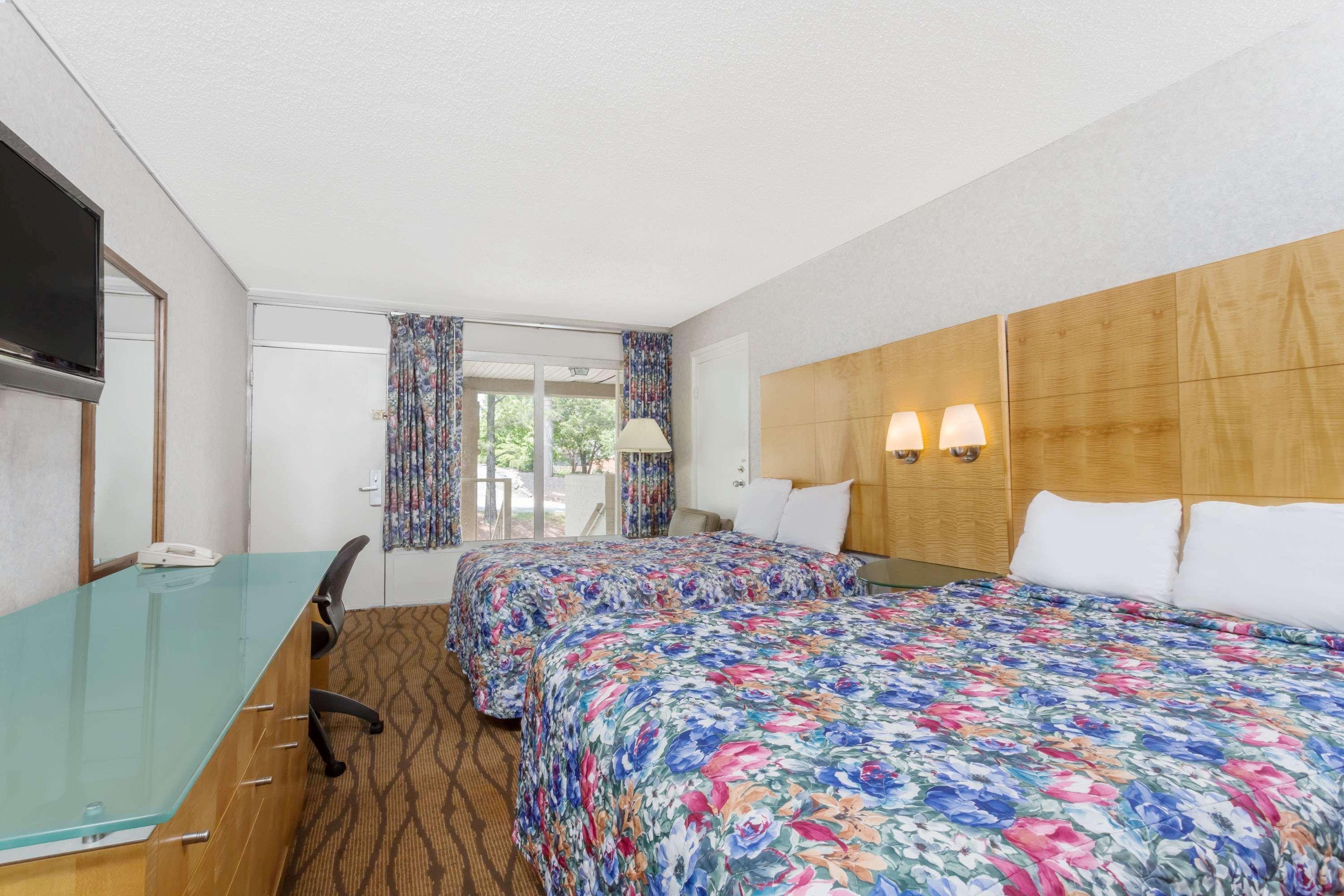 Days Inn By Wyndham Greensboro Airport Ngoại thất bức ảnh