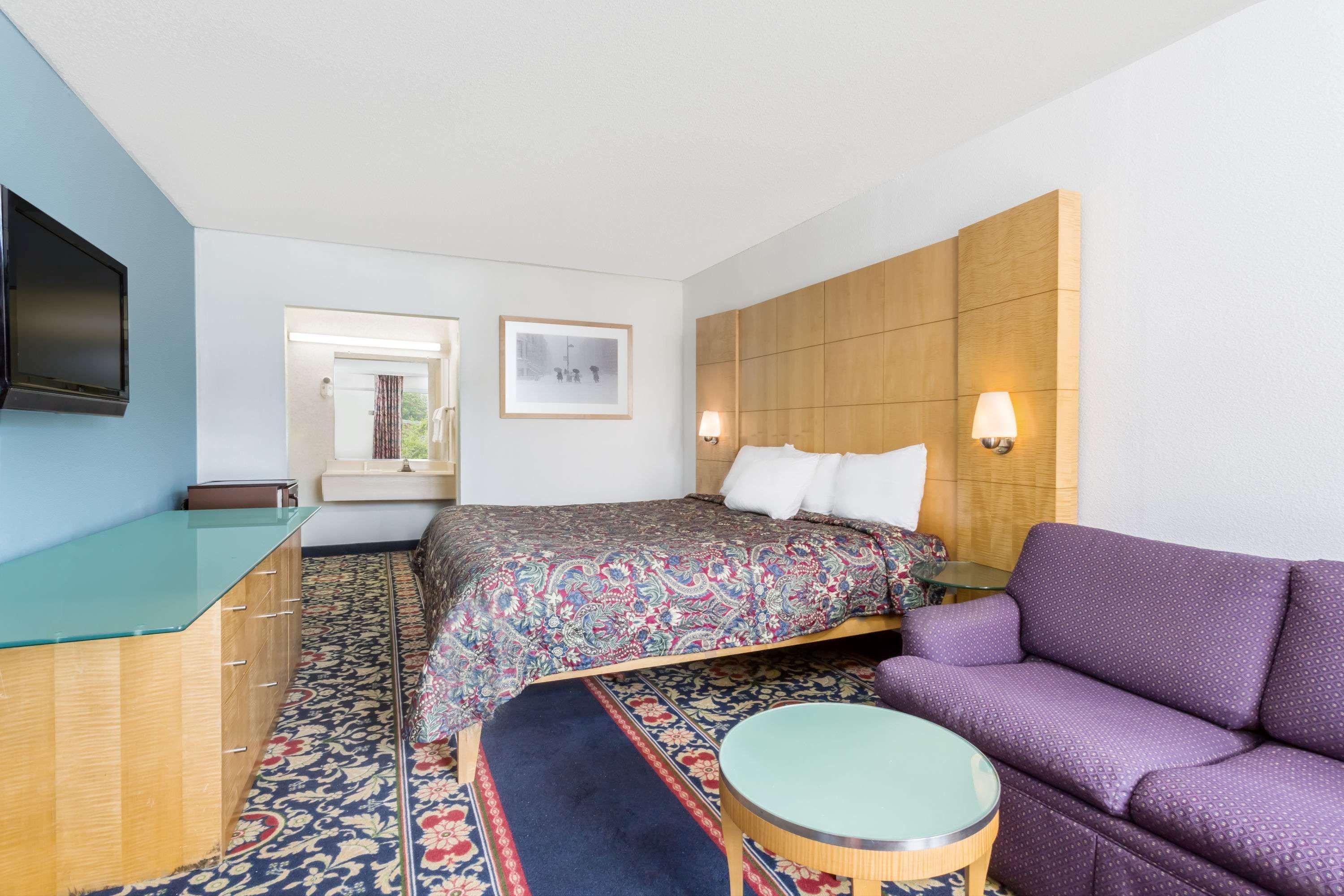 Days Inn By Wyndham Greensboro Airport Ngoại thất bức ảnh