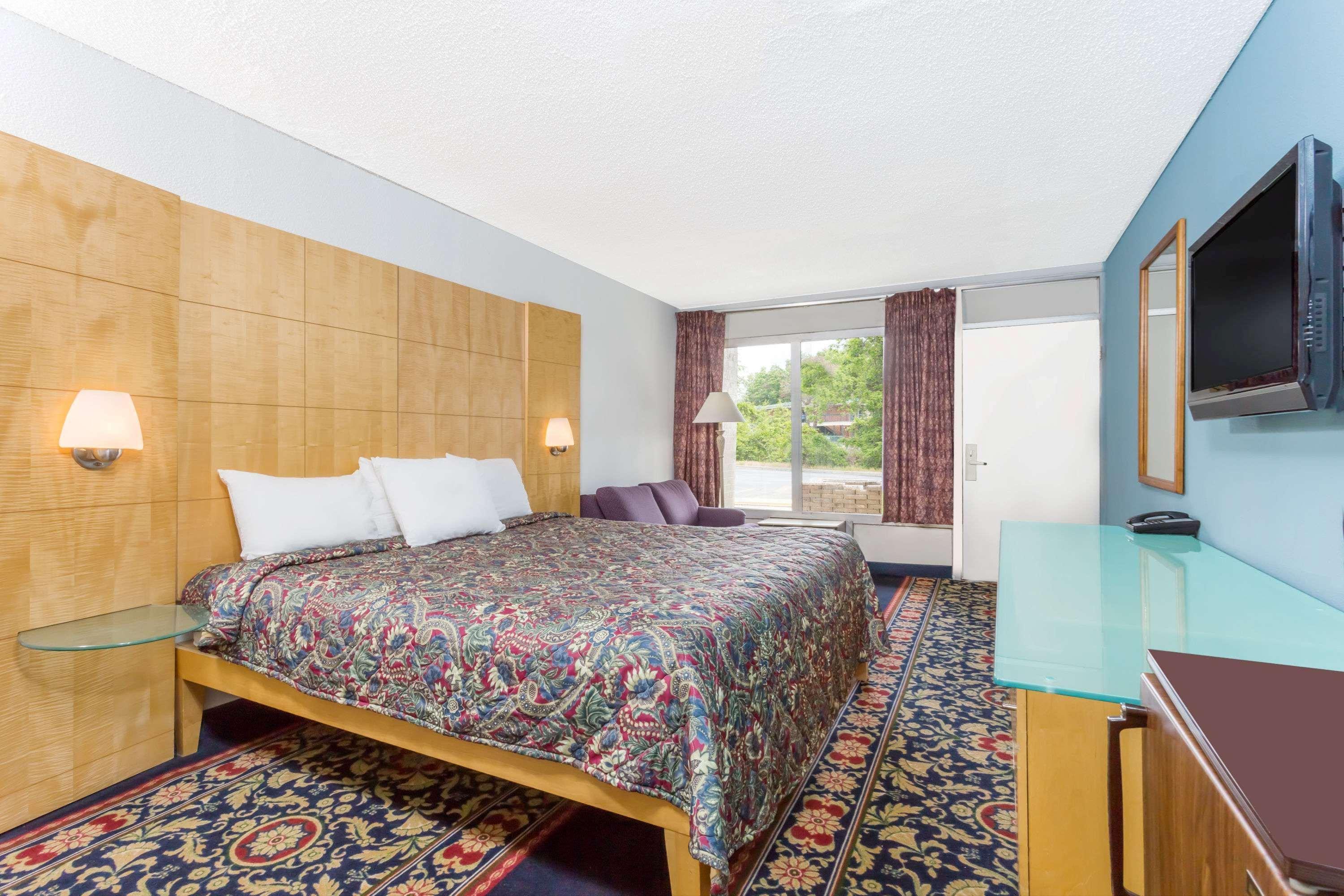 Days Inn By Wyndham Greensboro Airport Ngoại thất bức ảnh