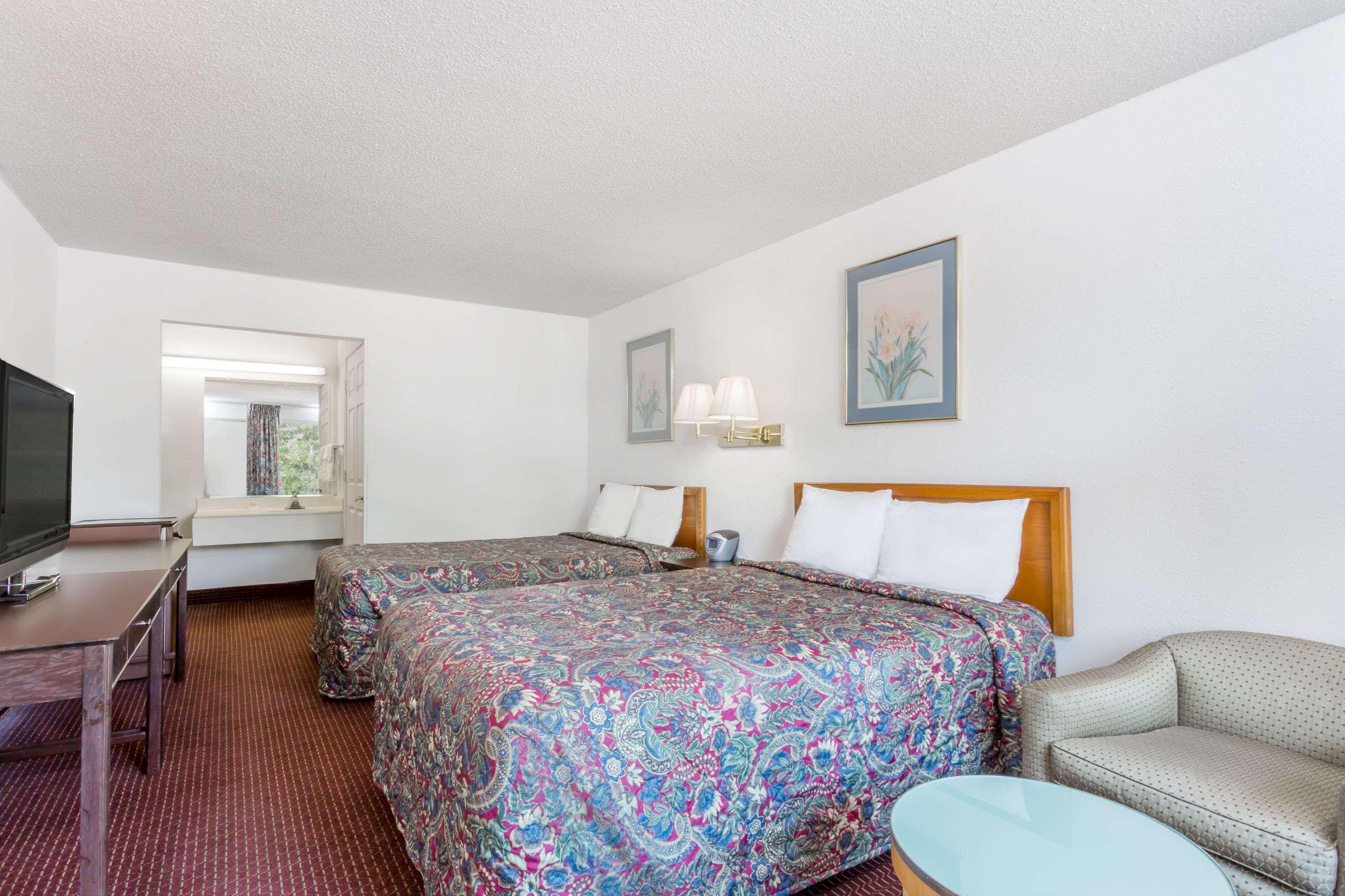 Days Inn By Wyndham Greensboro Airport Ngoại thất bức ảnh