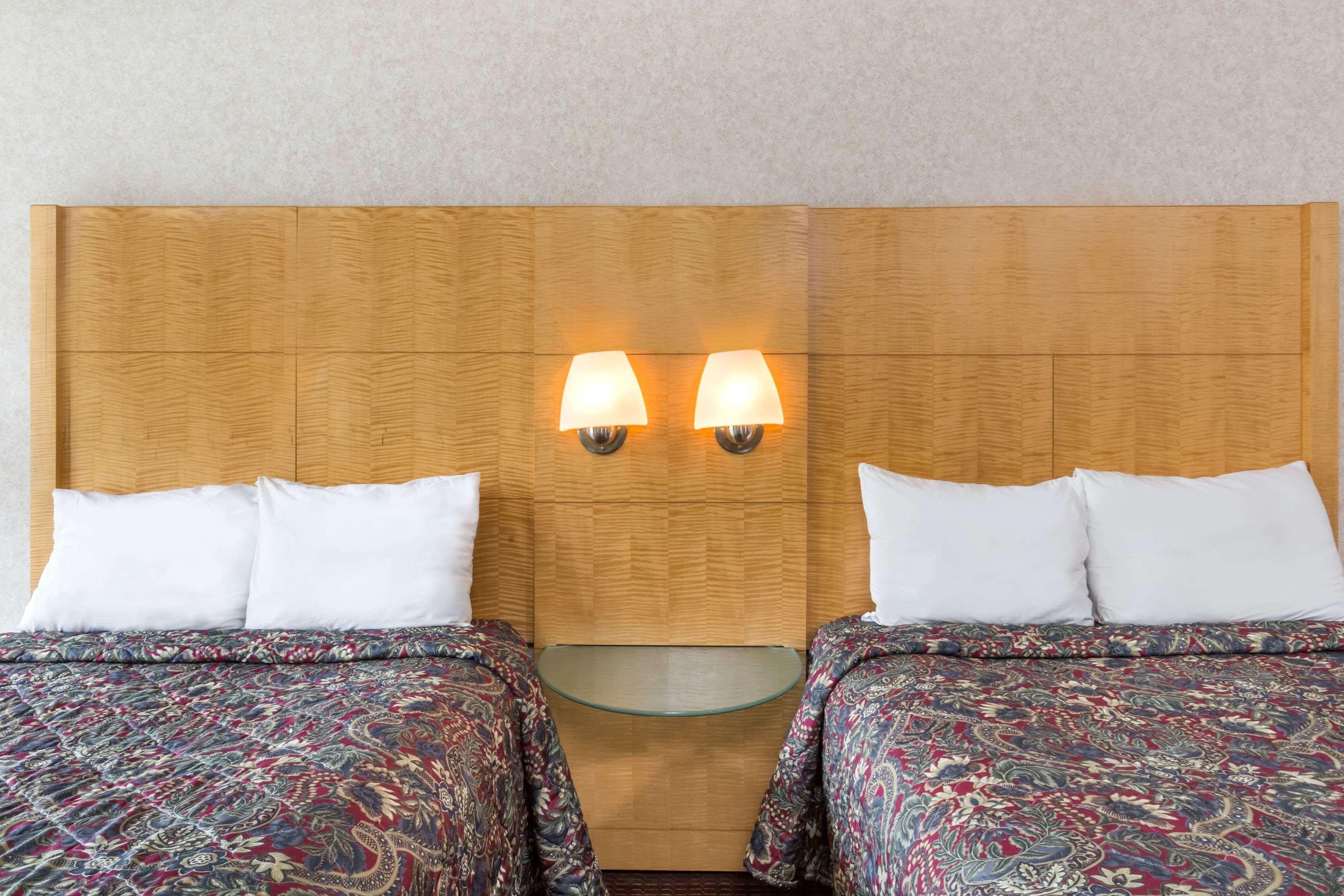 Days Inn By Wyndham Greensboro Airport Ngoại thất bức ảnh