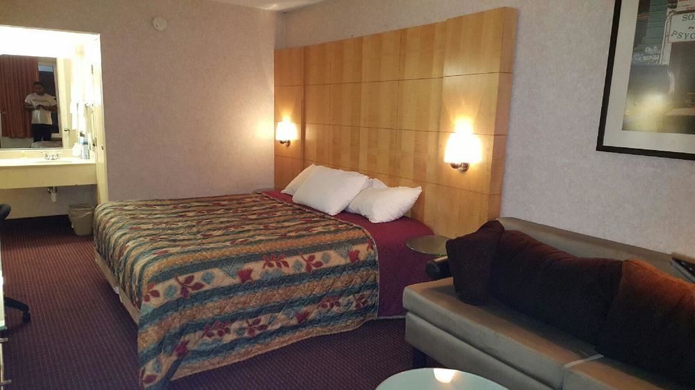 Days Inn By Wyndham Greensboro Airport Ngoại thất bức ảnh